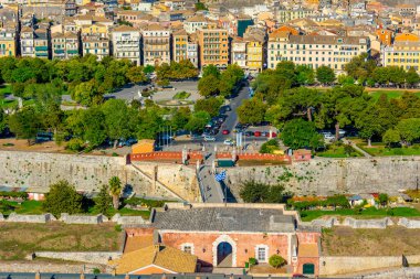 Yunan kenti Kerkyra 'daki renkli evlerin manzarası.