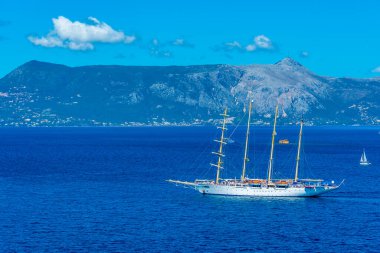 Yunan adası Korfu 'da Kerkyra' dan denize açılan tekne görülüyor.