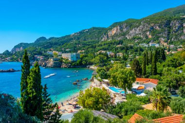 Yunanistan 'ın Korfu kentindeki Agia Triada plajının hava manzarası.