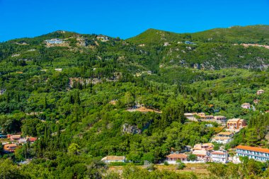 Korfu adasındaki Yunan tatil köyü Palaiokastritsa 'ya bakan dağlar.