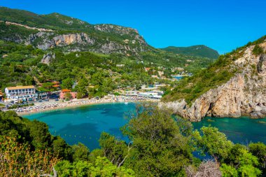 Yunanistan 'ın Korfu kentindeki Agios Spiridon plajının havadan görüntüsü.