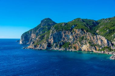 Yunan adası Korfu 'da Paleokastritsa yakınlarındaki kayalıklar.
