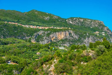 Korfu adasındaki Yunan tatil köyü Palaiokastritsa 'ya bakan dağlar.
