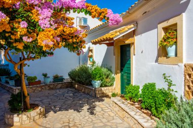 Yunan adası Korfu 'daki Paleokastritsa Manastırı' nın avlusu.