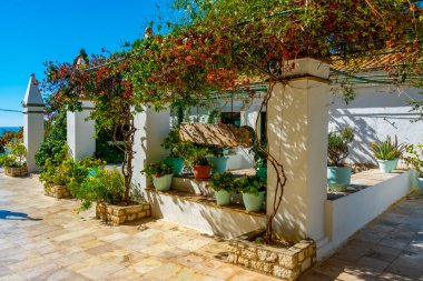 Yunan adası Korfu 'daki Paleokastritsa Manastırı' nın avlusu.