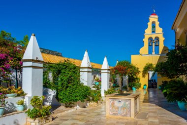 Yunan adası Korfu 'daki Paleokastritsa Manastırı' nın avlusu.