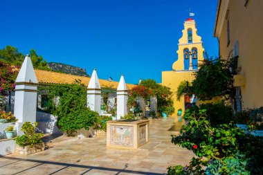 Yunan adası Korfu 'daki Paleokastritsa Manastırı' nın avlusu.