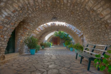 Yunan adası Korfu 'daki Paleokastritsa Manastırı' nın avlusu.