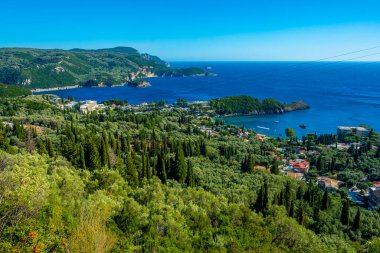 Paleokastritsa 'nın Yunan adası Korfu' daki kıyı şeridi manzarası.