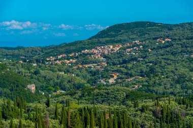 Korfu adasındaki Yunan tatil köyü Palaiokastritsa 'ya bakan dağlar.