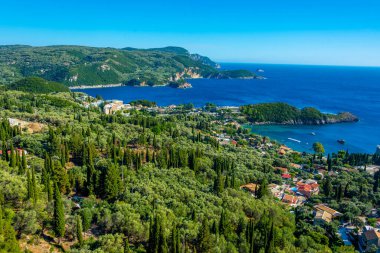 Paleokastritsa 'nın Yunan adası Korfu' daki kıyı şeridi manzarası.