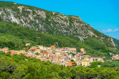 Korfu adasındaki Lakones köyü..