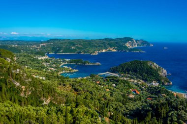 Paleokastritsa 'nın Yunan adası Korfu' daki kıyı şeridi manzarası.