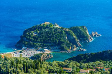 Yunan adası Korfu 'daki Paleokastritsa Manastırı manzarası.