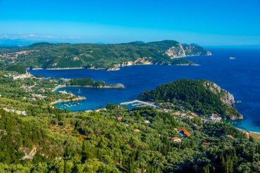 Paleokastritsa 'nın Yunan adası Korfu' daki kıyı şeridi manzarası.