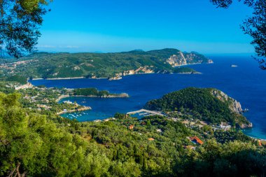 Paleokastritsa 'nın Yunan adası Korfu' daki kıyı şeridi manzarası.