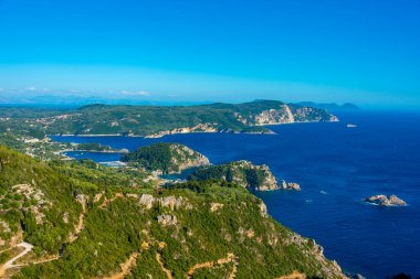 Paleokastritsa 'nın Yunan adası Korfu' daki kıyı şeridi manzarası.
