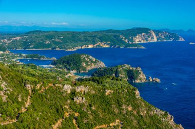 Paleokastritsa 'nın Yunan adası Korfu' daki kıyı şeridi manzarası.