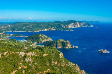 Paleokastritsa 'nın Yunan adası Korfu' daki kıyı şeridi manzarası.