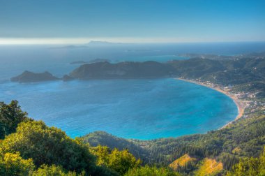 Yunan adası Korfu 'daki Agios Georgios plajının Panorama manzarası.