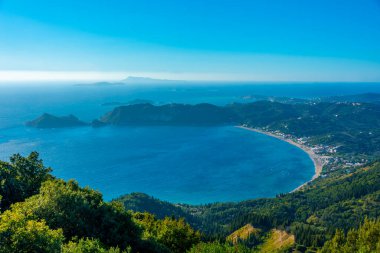 Yunan adası Korfu 'daki Agios Georgios plajının Panorama manzarası.