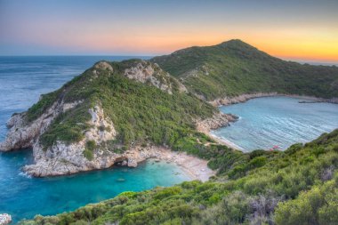 Yunan adası Korfu 'daki Porto Timoni plajının gün batımı manzarası.