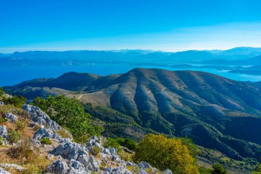 Yunanistan 'ın Korfu kentindeki Pantokrator Dağı' nın manzarası.