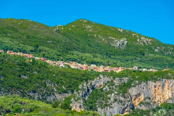 Korfu adasındaki Yunan tatil köyü Palaiokastritsa 'ya bakan dağlar.