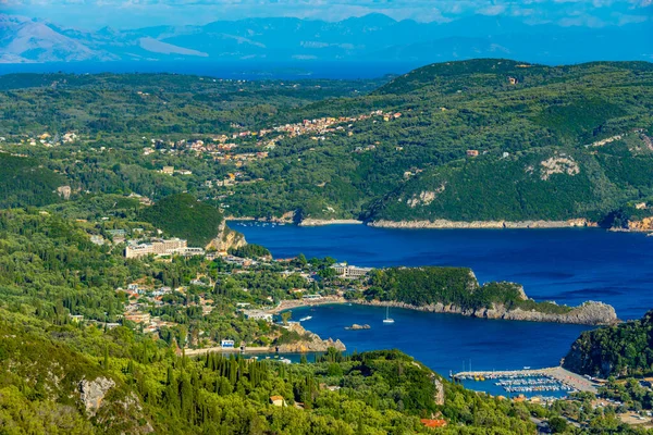 Paleokastritsa 'nın Yunan adası Korfu' daki kıyı şeridi manzarası.