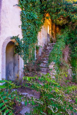Yunan köyündeki eski evler Korfu adasındaki eski topraklar.