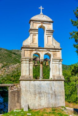 Yunan köyündeki kilise Korfu adasındaki eski periler.