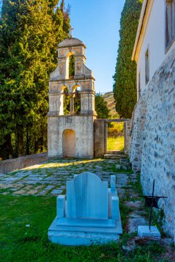 Yunan köyündeki kilise Korfu adasındaki eski periler.