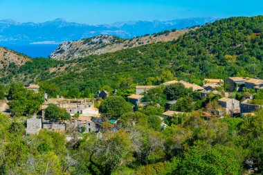 Yunan köyünün Panorama Manzarası Korfu adasındaki eski periler.