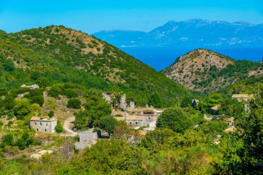 Yunan köyünün Panorama Manzarası Korfu adasındaki eski periler.