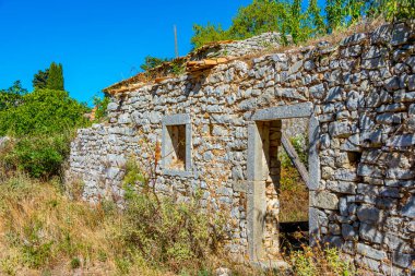 Yunan köyündeki eski evler Korfu adasındaki eski topraklar.