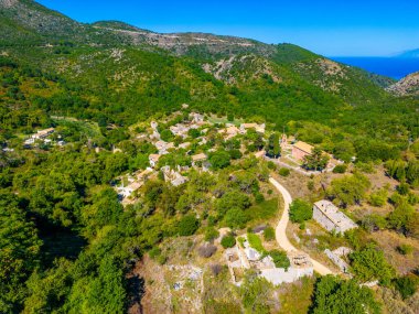Yunan köyünün Panorama Manzarası Korfu adasındaki eski periler.