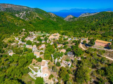 Yunan köyünün Panorama Manzarası Korfu adasındaki eski periler.