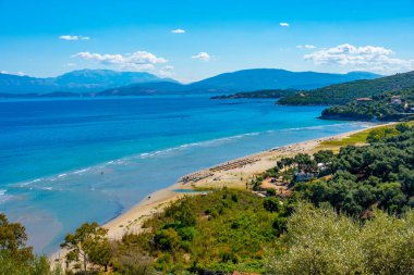 Yunanistan 'ın Korfu adasındaki Kalamaki plajının Panorama manzarası.