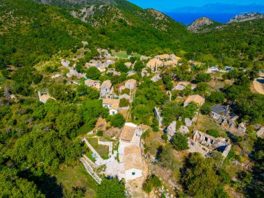 Yunan köyünün Panorama Manzarası Korfu adasındaki eski periler.