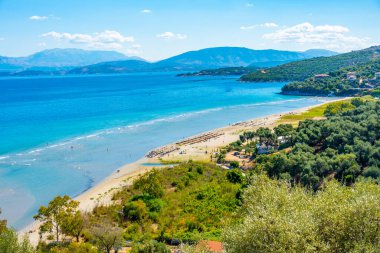 Yunanistan 'ın Korfu adasındaki Kalamaki plajının Panorama manzarası.