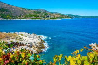 Yunan tatil kenti Kassiopi, Korfu, Yunanistan 'ı çevreleyen manzara.