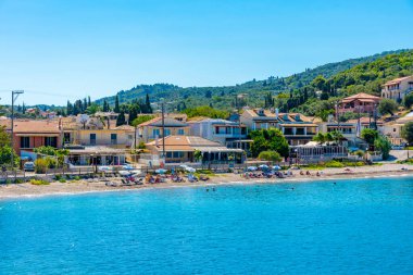 Yunanistan 'ın Korfu adasındaki Kalamionas plajının Panorama manzarası.