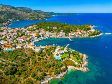 Yunanistan 'ın Korfu kentindeki Kassiopi limanının Panorama manzarası.