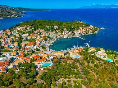 Yunanistan 'ın Korfu kentindeki Kassiopi limanının Panorama manzarası.