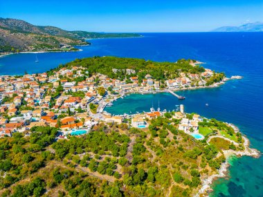 Yunanistan 'ın Korfu kentindeki Kassiopi limanının Panorama manzarası.