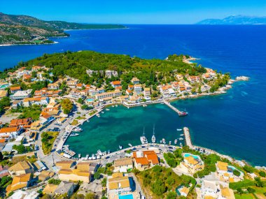 Yunanistan 'ın Korfu kentindeki Kassiopi limanının Panorama manzarası.