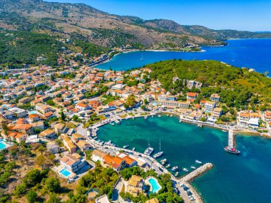 Yunanistan 'ın Korfu kentindeki Kassiopi limanının Panorama manzarası.