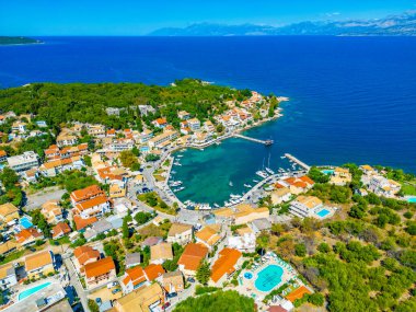 Yunanistan 'ın Korfu kentindeki Kassiopi limanının Panorama manzarası.