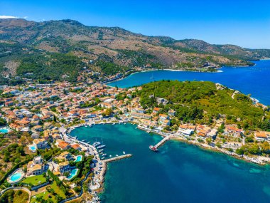Yunanistan 'ın Korfu kentindeki Kassiopi limanının Panorama manzarası.