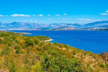 Yunan adası Korfu 'nun doğu kıyısı.